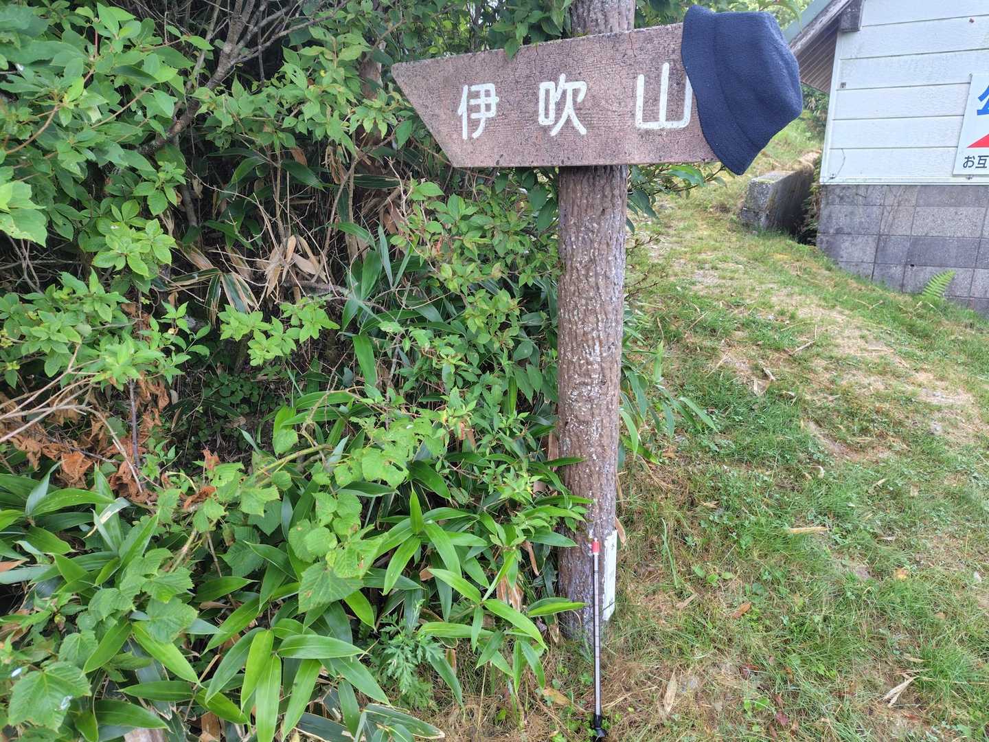 ポール（シャフト）が登山道に落ちていましたので、標識の下に置いています
多分落とし物の帽子もかかっていました