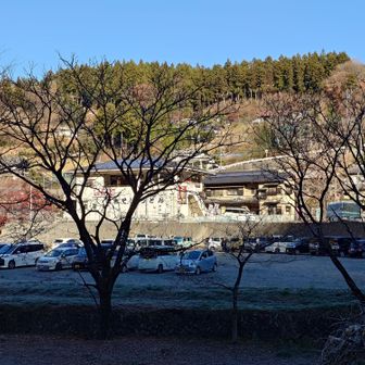 道の駅果樹公園あしがくぼの第二駐車場🚙
9時半の時点でたくさん駐車している車がありましたが、半分ぐらいは空いていました😄
道の駅にきれいなトイレあり、ドコモ電波あり📶