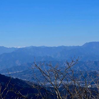画面左の山頂に雪をかぶった山々は〖八ヶ岳〗？