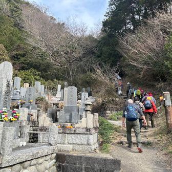 しばらく進んで墓地の横から峠に向かう。