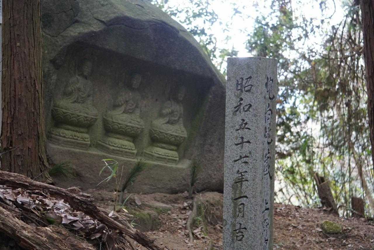 石仏はいっぱい。