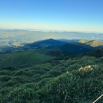 扇ヶ鼻から岩井川岳へ向かう途中、朝日に浮かぶくじゅうの山影✨