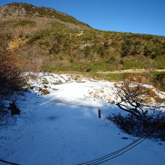 くろがね小屋は雪解けまでこのままですね