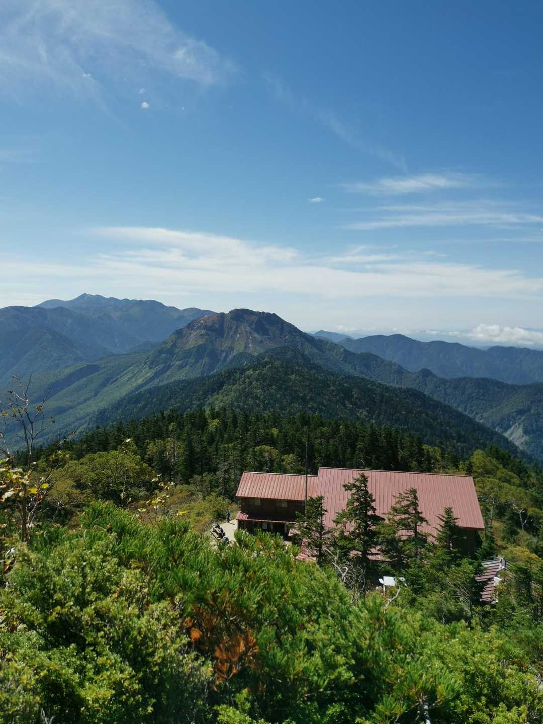 西穂山荘　その奥は❓