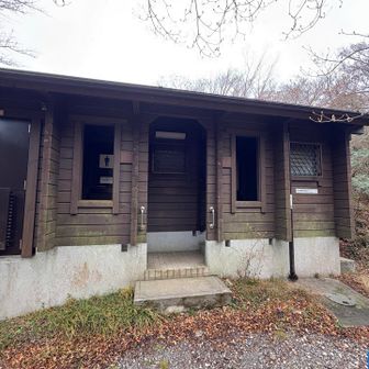 キレイな水洗トイレあります。
無料・紙あり