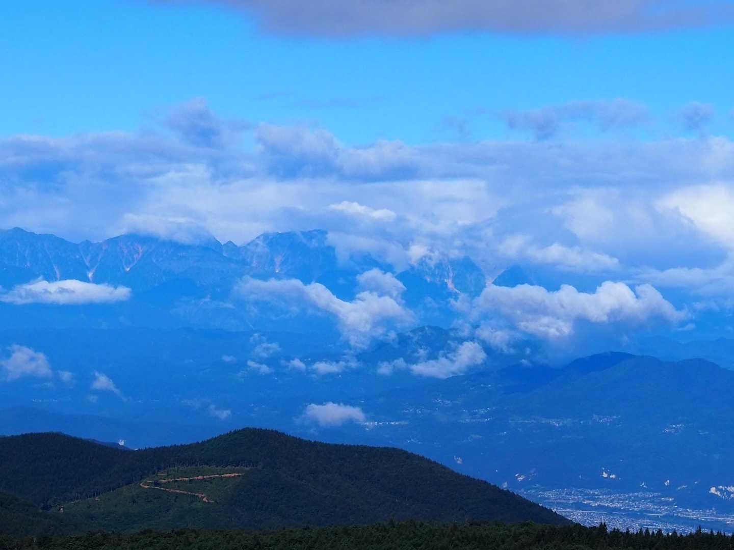 雲が掛かっちゃってますが白馬方面✨