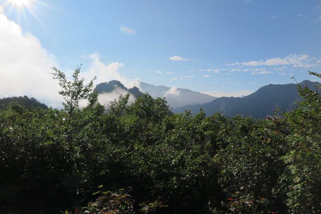 駒ヶ岳頂上❗
真ん中が鬼ヶ面山、右端が雨飾山。