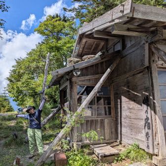 小屋。小屋番のおばさん（当然私よりずっと若い）とても感じの良い方です。また行きたい小屋になりました。