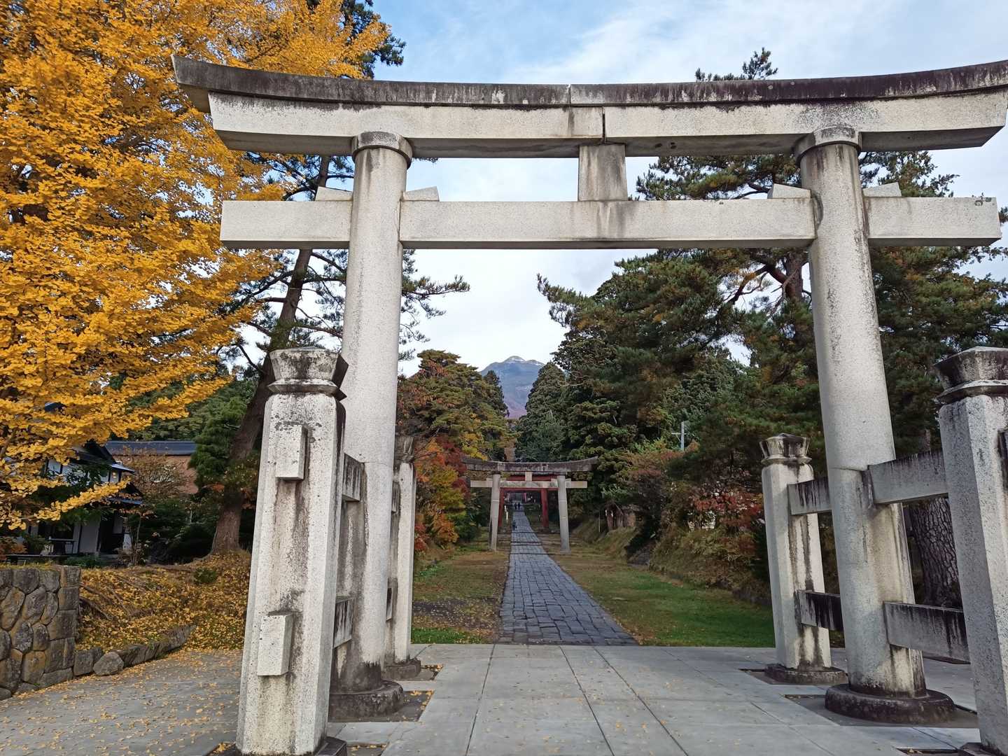 参道の先にそびえ立つ岩木山！