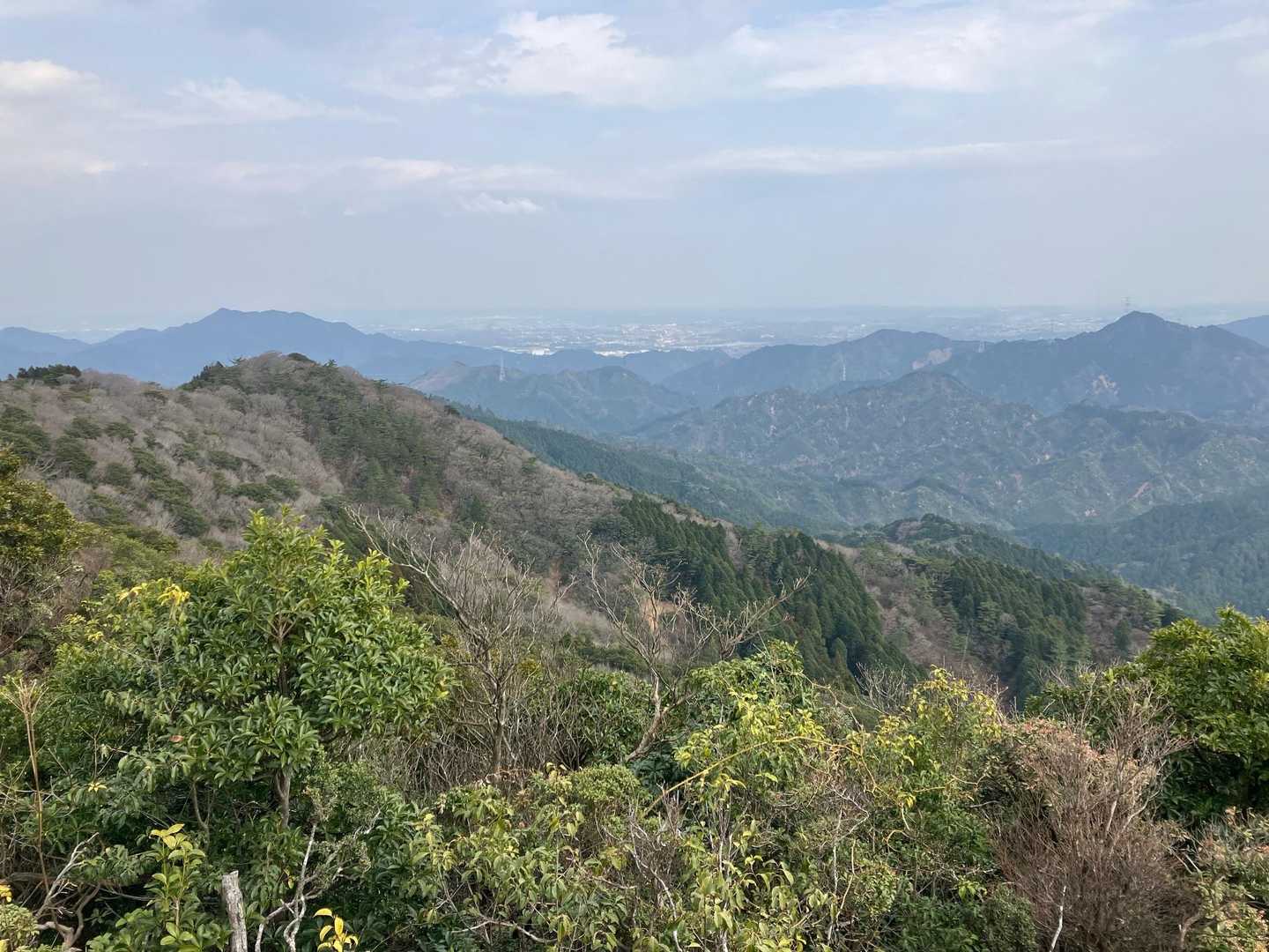 唐木岳より左は危険の為通行止め
巻道を使って危険な岩場を巻きます