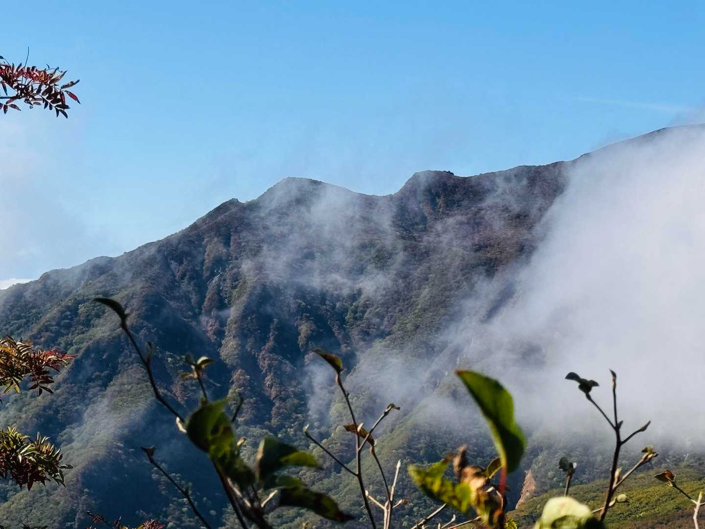 あれは、、鳴子山？
ガスが晴れていきます。