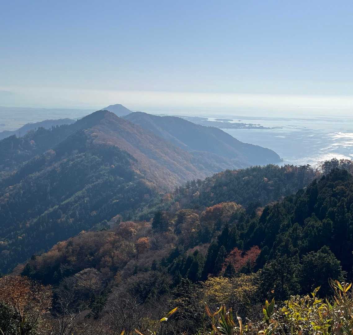 縦走してきた山をしみじみ見つめる。楽しかった♪