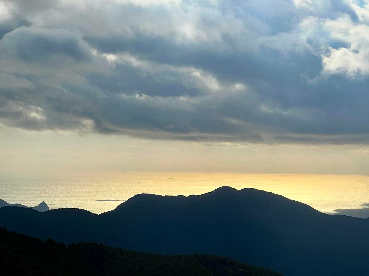 下山したら仁科峠でオレンジに染まった海を見れました。