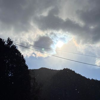 細かい雪が吹雪のように降ってるのに、太陽☀️が。彩雲ぽい。

今日もケガなく下山できました。感謝です🙏