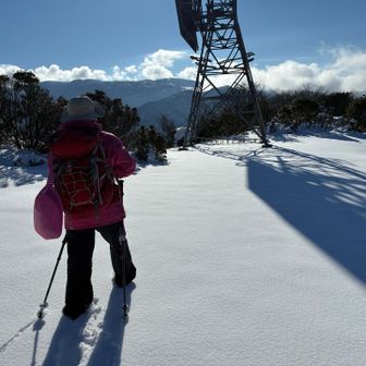 バージンスノーを歩くメンバーさん
