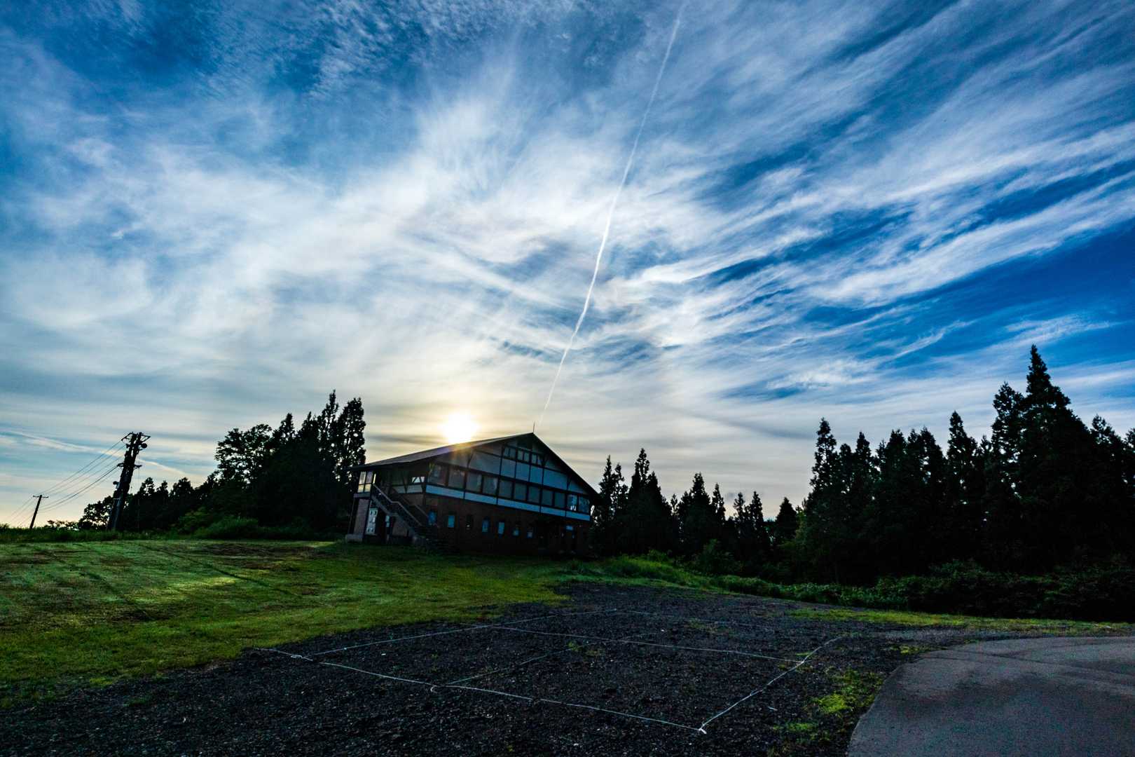 秡川(はらいがわ)登山口よりスタートです。
ハロが出ている。
天気は下り坂かな？