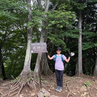 高畑山登頂〜
ここは都留市二十一秀峰にも選ばれています。
ところで、山頂標識の下にある銀の玉はガチャガチャのケースで、今日所々で見かけました。何なんだ？