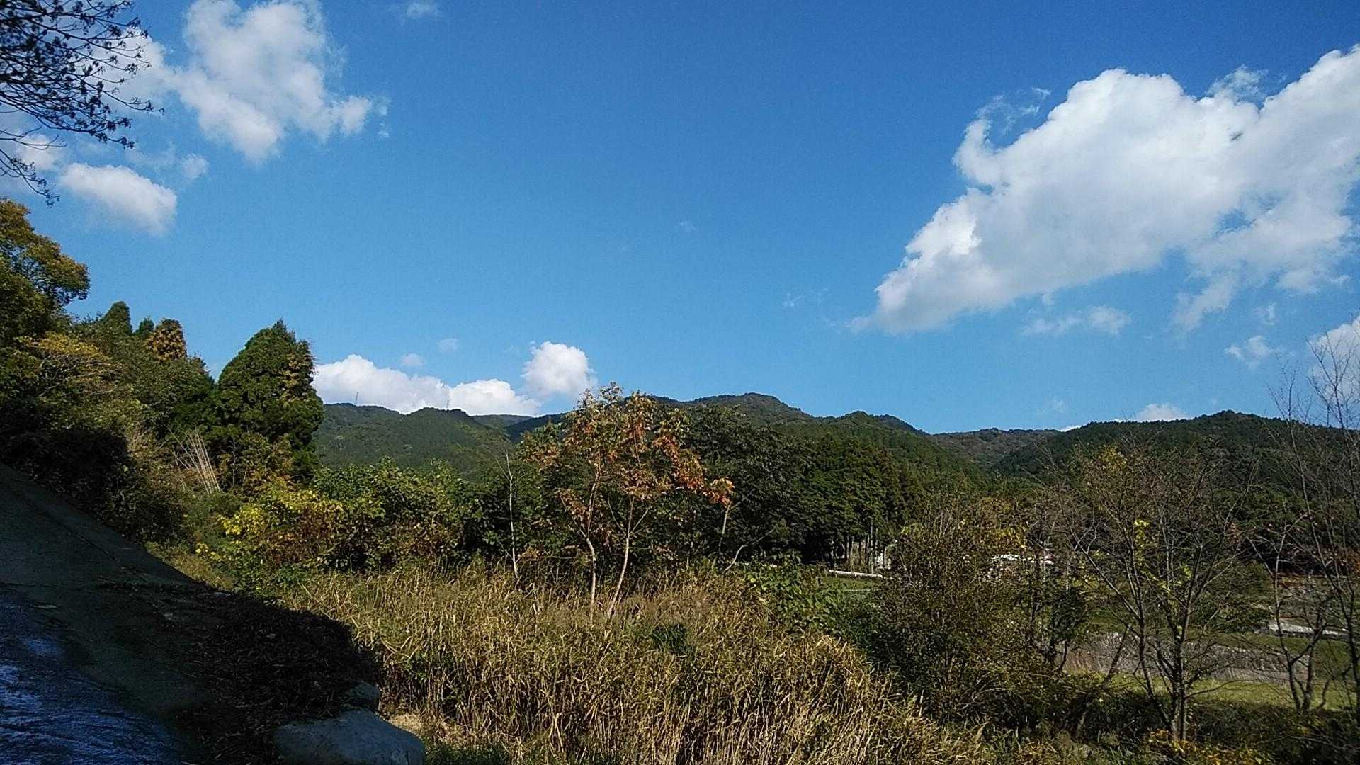 親水公園の北東の山。空がゆったり。