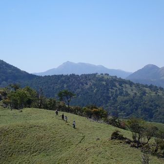 丸笹山　遠くに三嶺　塔の丸