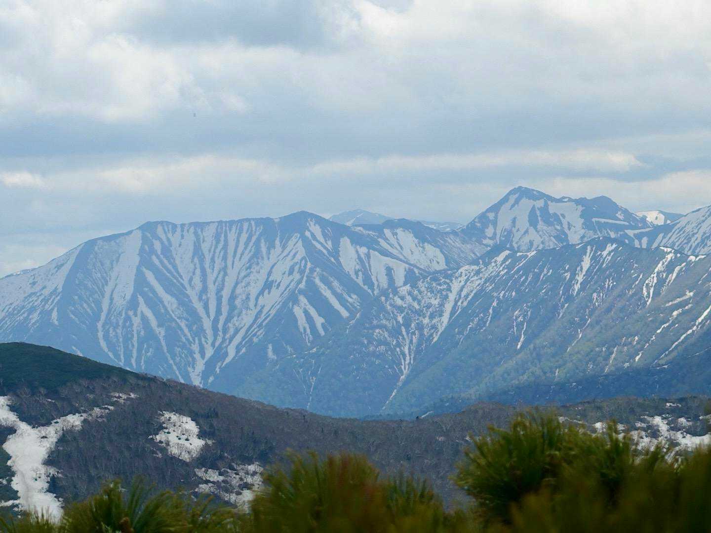 左ピパロイ岳その奥に戸蔦別岳
