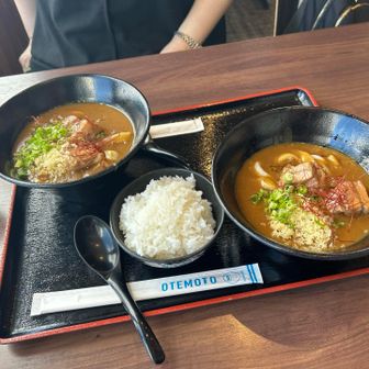 お昼ご飯を食べます♪
レストランのナチュール
カレーうどんライスセット1400円
カレーうどん単品1200円