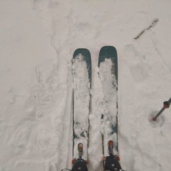 視界不良のためトレースを外さないように安全に下りました

が、帰宅してから雪かきをしていたら
暴風雪で山より危険を感じ、家の前で遭難するかと思いました😱