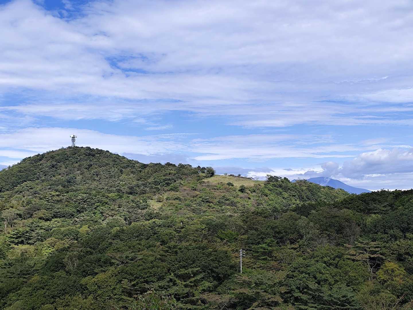 尾根道を歩いて電波塔の立つ物見山へ