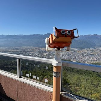 同じく展望台にいた山の大先輩方が、
「望遠鏡で燕山荘が見えるよ！」と✨

このコ🤖をのぞいたら…
(↑無料なのすごい✨)