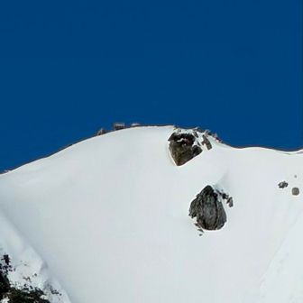 拡大すると山頂標識も？　ここまで…ほぼ計画通り、今は先行者、後ろ、もいなく（この時はそう思っていました）もし不測の自体になった時、1人で対処できるか？ いろんなリスクを考え、ピークを目指したい気持ちもありましたが、ここで撤退する事にしました。この判断、天の声が、この後に自分を救う事になります。