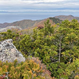 津軽海峡の奥に北海道の山々😃