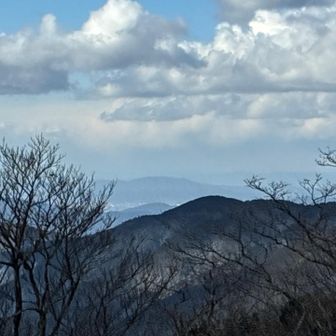 金剛山が右奥に薄っすら見える