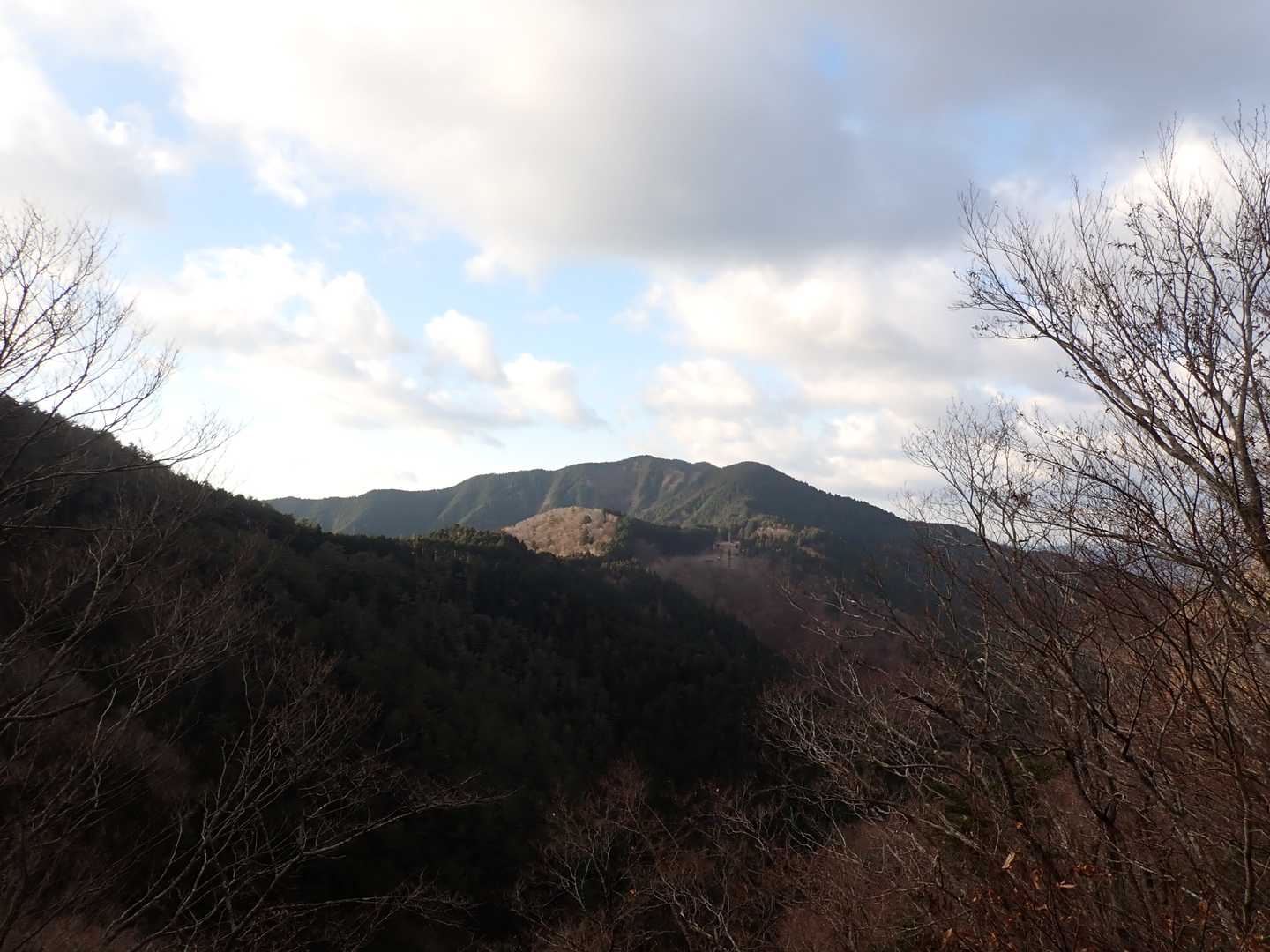 再び林道に下りてこれから向かう無双連山が大きい！