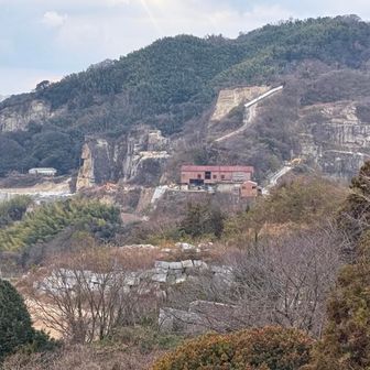 木々が無い場所から
再度、採石場を撮影。