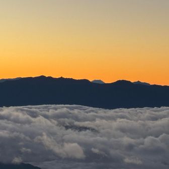 中央アルプスの奥に富士山🗻が見えました。
左の尖ったところが宝剣岳です。