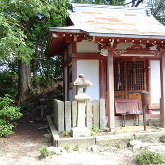 瓜生山(うりゅうざん)山頂到着。狸谷山不動尊の奥の院、その裏に石室があります。戦国時代には北白川城(勝軍山城)の本丸があったそうです