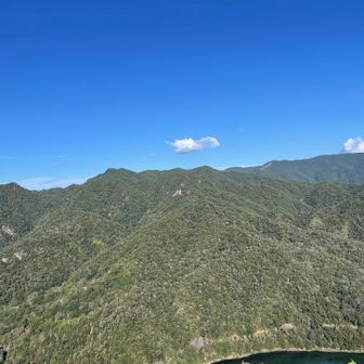 眺望間違いなし。
わかりにくいですが、手前中央のてっぺんお岩の山が後から向かう宝田山。