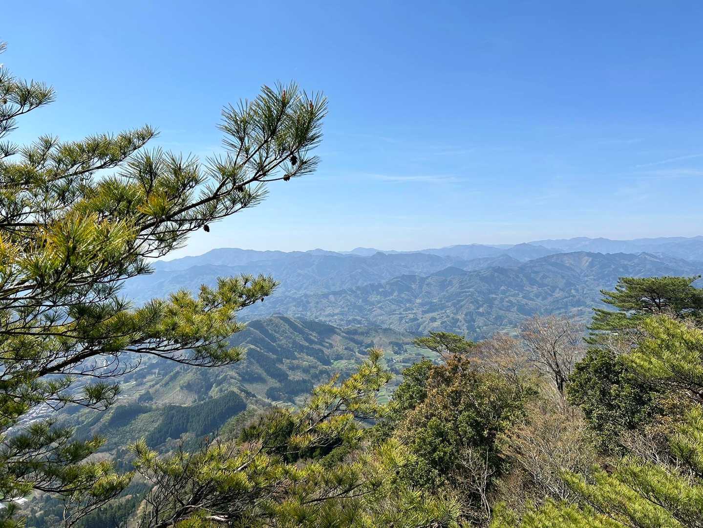 着いたー
先に山頂先の展望岩より。山座同定できんけど南〜南西向きに素晴らしい見晴らし✨