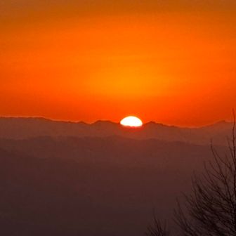 なんとふるさとの丹沢山から昇る