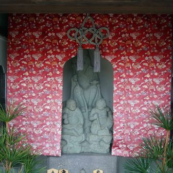 発心門の近くに建つ、役行者廟