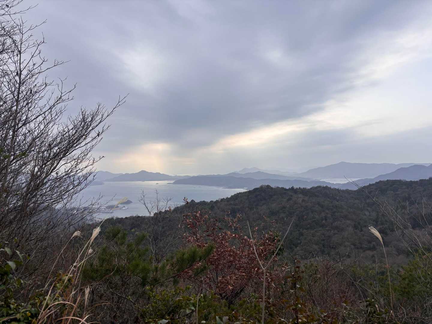 西の窓？と書いてあった…はず笑
やっぱ海が見える山好きだな♡