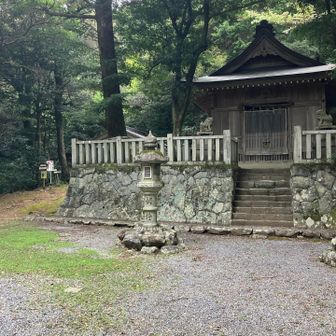白山神社に今日の安全の感謝を込めます。
が、失礼ながら、歩きながらお祈り。😓