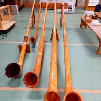 再度公園にある風楽山荘入口付近で展示物を拝見していたら、「中は涼しいですよ」と声をかけられ、内部見学と涼ませてもらうことに☺️💦　ここは六甲山の間伐材を使って建てられたログハウスで、「こうべ森の学校」の活動展示などがあり、ホルンの楽器が何本も展示されている