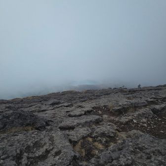 心の目なのか、実際に見えてるのかはわかりませんが
大浪池が見えている気がする