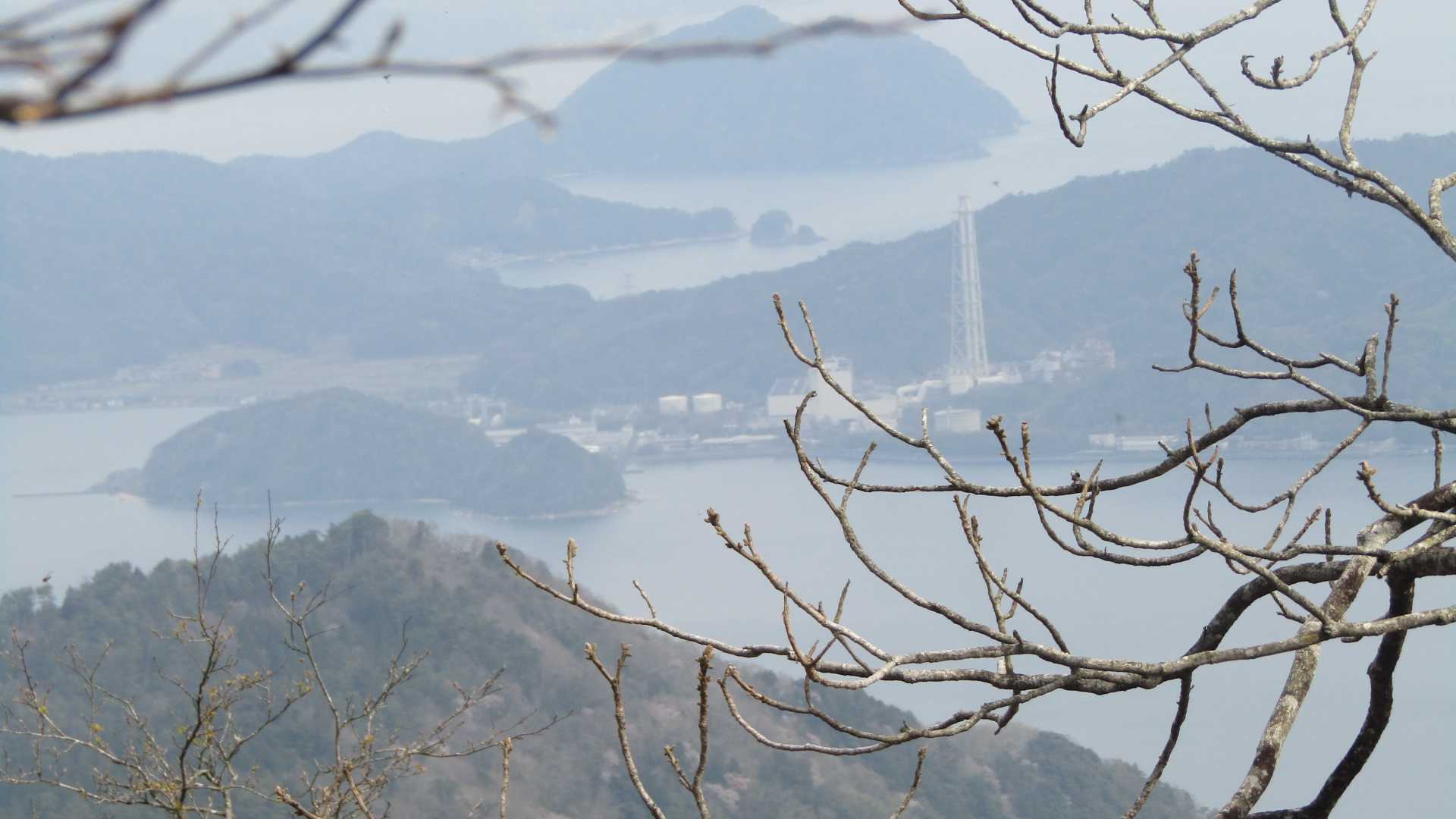 半島に白い建物は、火力発電所
