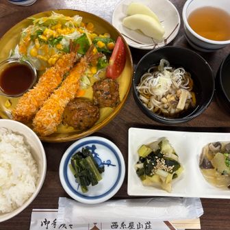 ジャーン笑
美味しくいただきました😋
同席になった方が上高地でボランティアされてて
楽しい話をたくさん伺った
風穴までなら登山入門コースだということで
行くことに

食後はコーヒー飲んだり
翌日の岳沢風穴山歩の計画を立てたり
日頃なかなかゆっくりできない分
ゆ〜っくり過ごしたよ