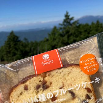 オヤツ。うまかった。
寒かったのでブロッコリーの広場まで降りて食べようか迷ったが、今食べた方が下山時のエネルギーになるしと思い、ウィンドブレーカー着て食べた。フリースまでは必要なさそうで良かった。
残りはあと小さな塩羊羹一個と飴数個のみ。今日は他になんの非常食もない。
何としても無事に帰る。