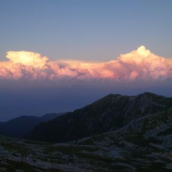 残照に染まる雲