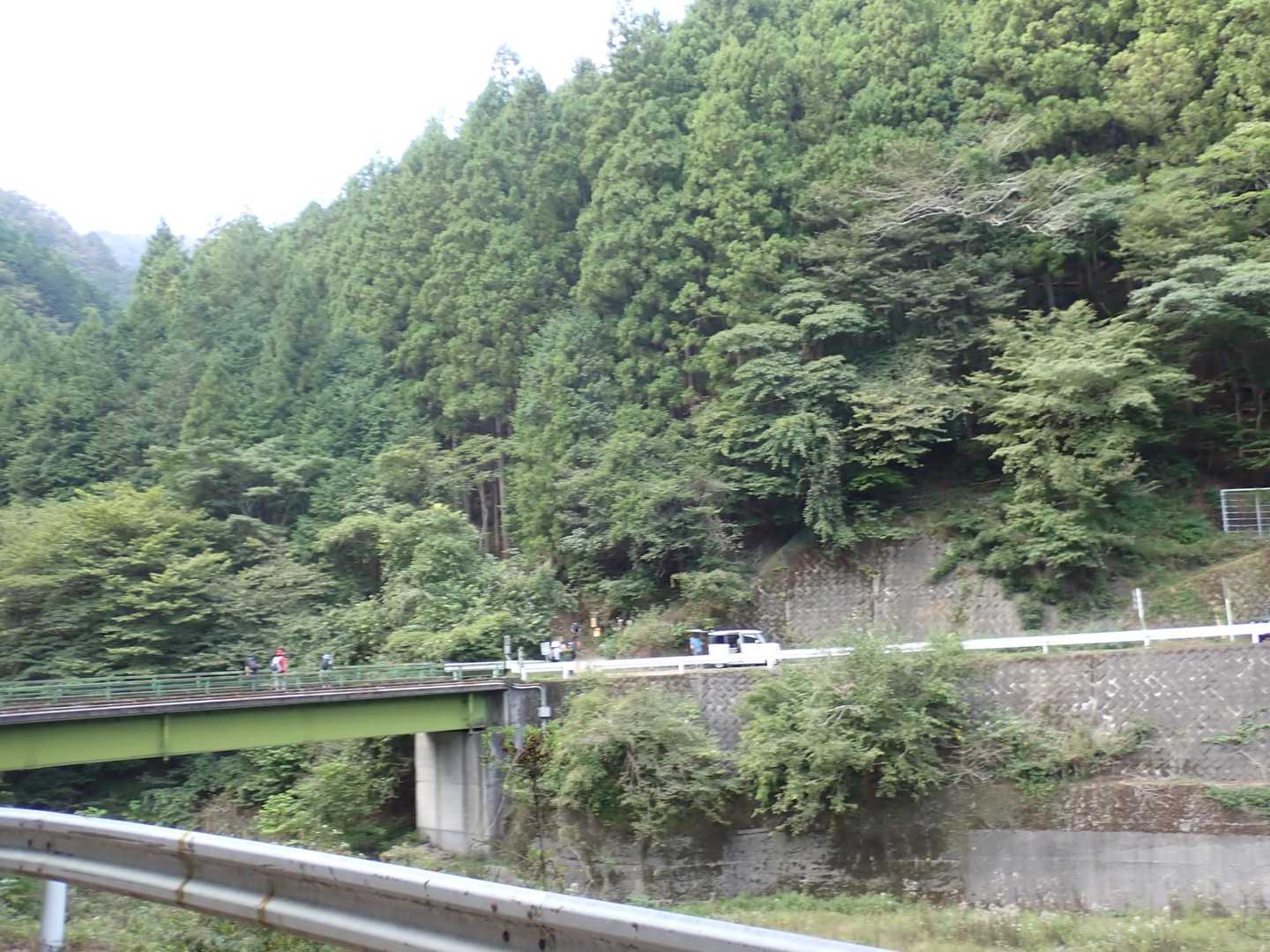 あの橋を渡ったところが登山口。