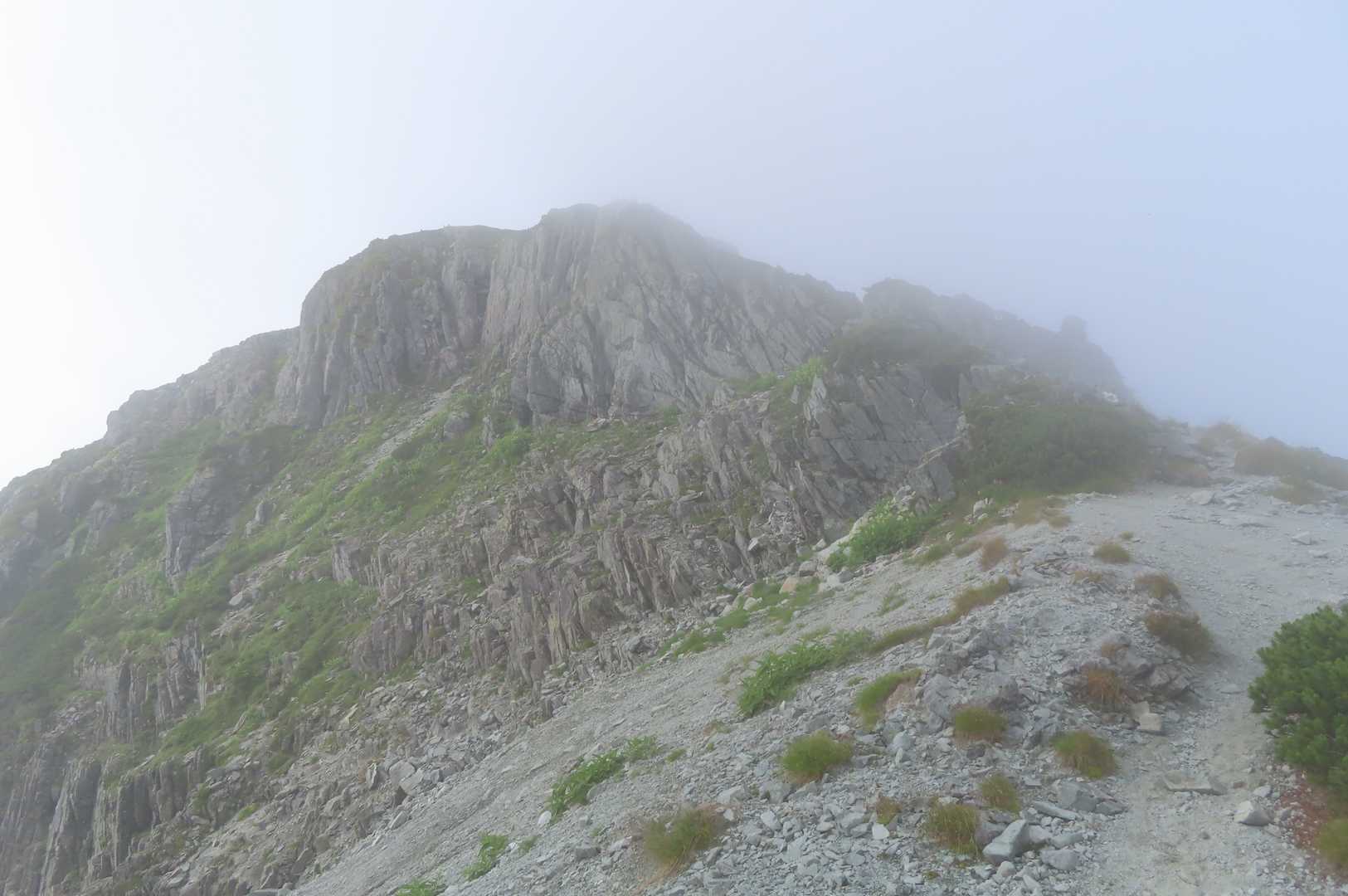 あれは南岳の岩壁かな・・・