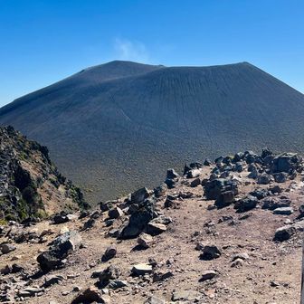 登ったw
最後の鋸岳も同じようにゴツゴツだな
うんうん、分かった分かった♪外輪山満喫w
ここまでで引き返すことに😁
